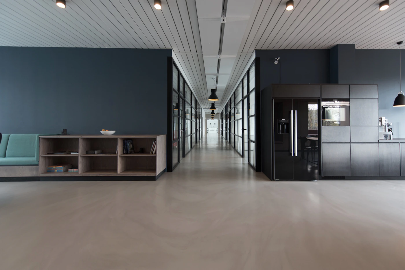 Interior modern de birou cu spații deschise de lucru