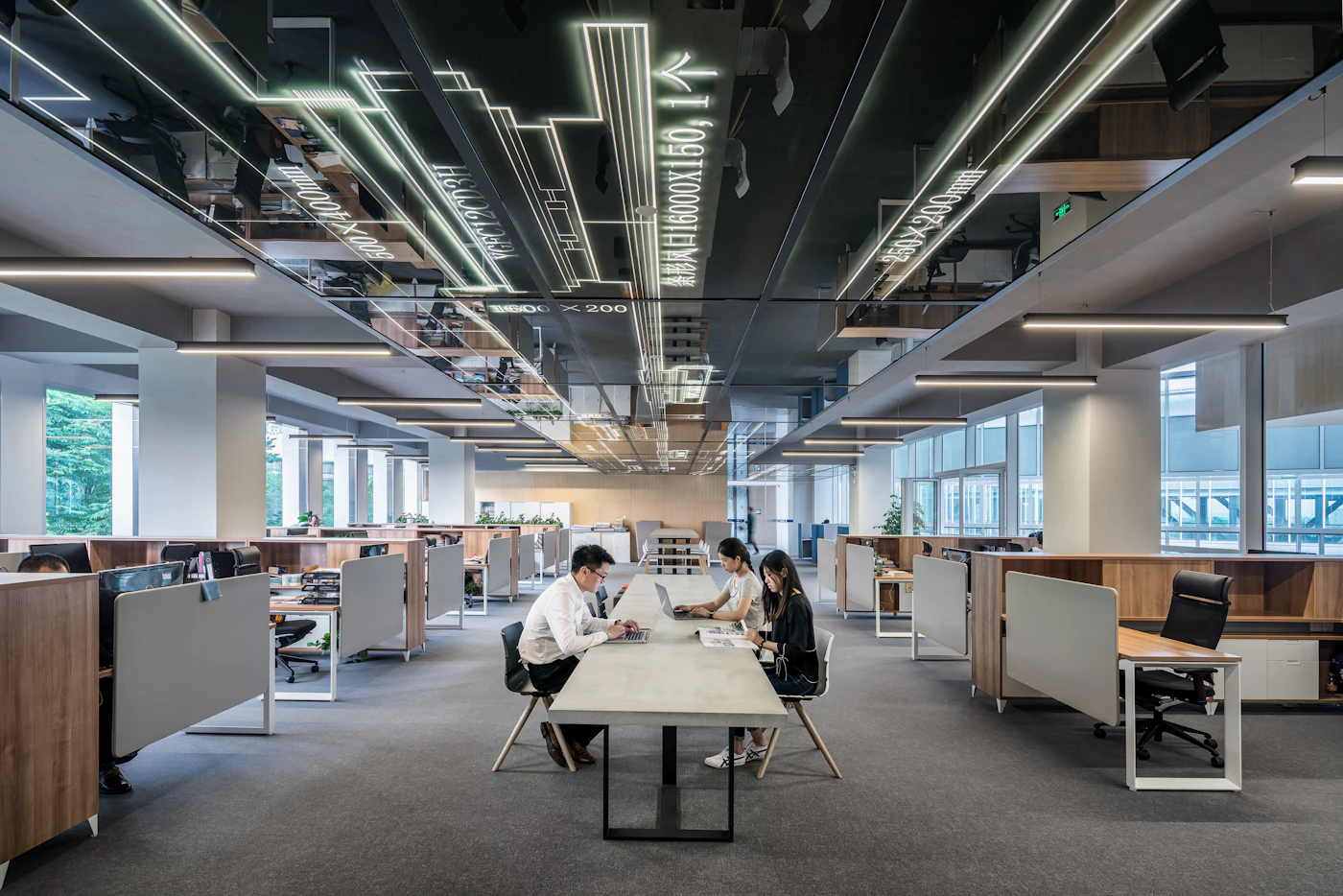 Persoană lucrând într-un spațiu de birouri open-space modern